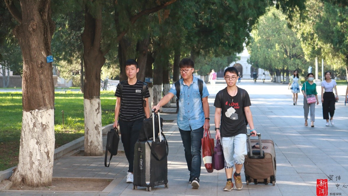 b5e7c0323a855efaa5ff702189d10fd0.jpg 研究生迎新1.jpg